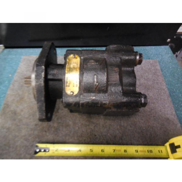 NEW PARKER COMMERCIAL HYDRAULIC PUMP # 12 324-9110-366 022 #1 image