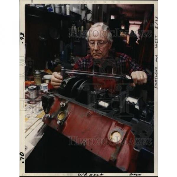 1989 Press Photo Rolla Vollstedt car builder tightens bearing caps at his shop #4 image